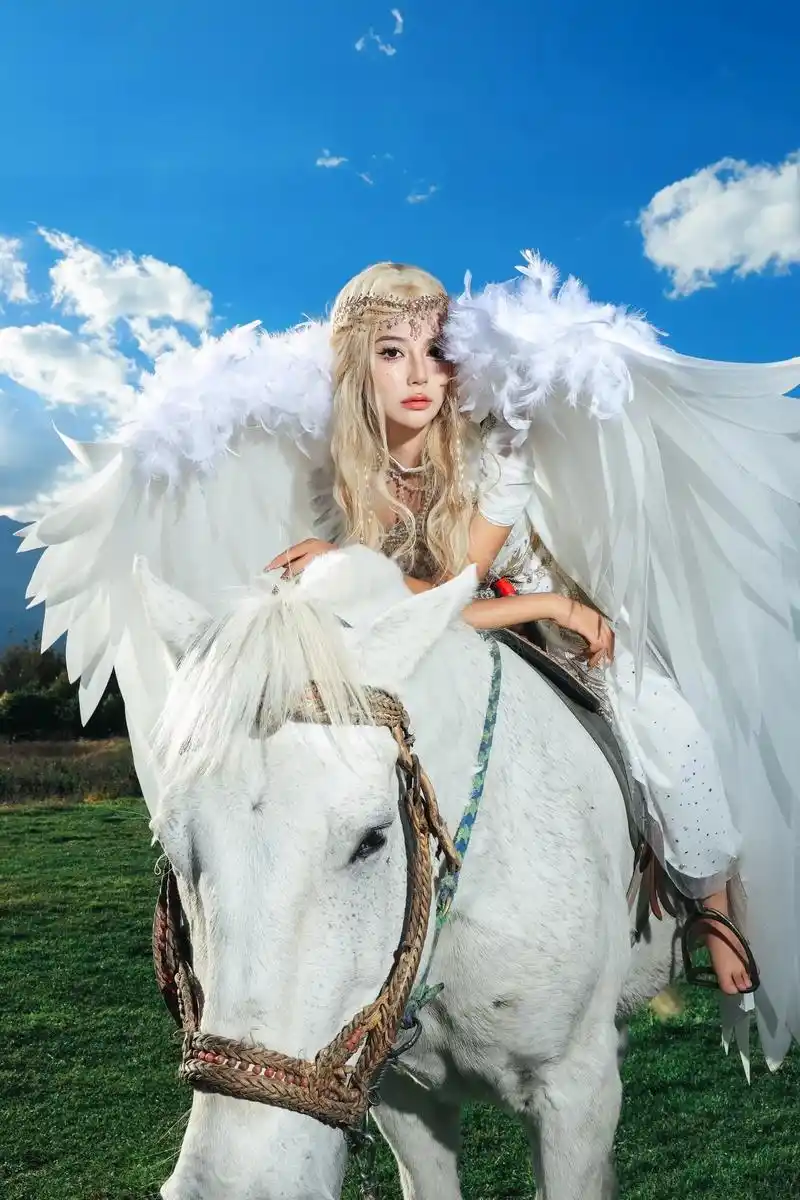 身骑白马的神女只爱苍生 异域少女的宿命感."我的马儿啊98同 - 抖音