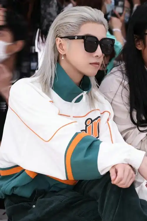 华晨宇换新发型,一头银色披肩长发亮相活动,个性又吸睛插图2