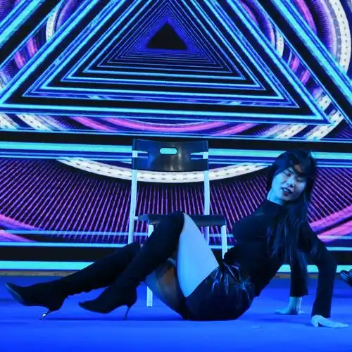 襄阳美女爵士舞的几个动作4