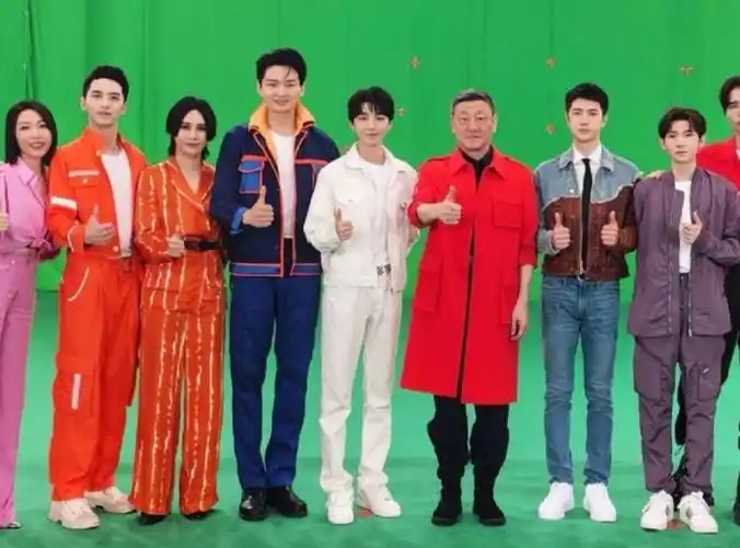 王一博脸越来越方,王一博邓伦变娃娃脸