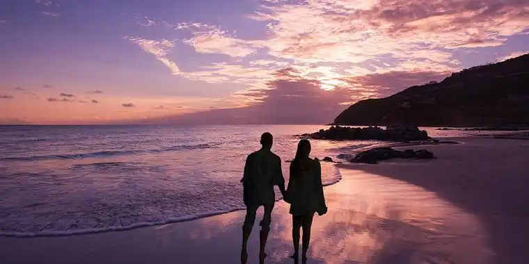 紫色写实风海边情侣浪漫牵手北京情人节-情侣剪影