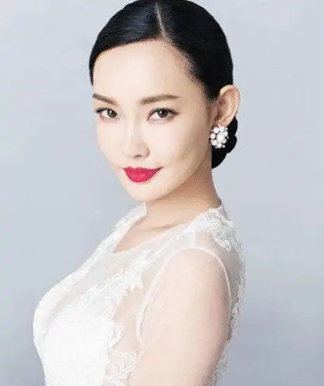 王晶御用女郎童菲为何销声匿迹了看她的生活照片就明白了