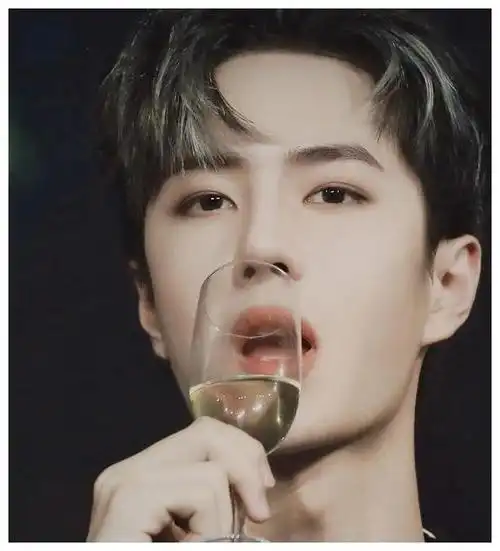 王一博植村秀直播,"香槟杀"太撩人,粉丝却说被奶膘出卖