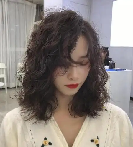 很适合天生发量少,细软发质以及头发扁塌的女生,从头顶发根处开始烫卷