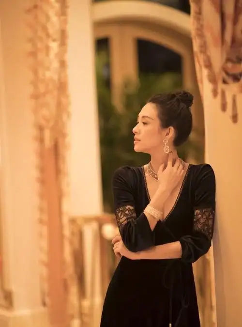 章子怡穿白t恤搭配黑色纱裙,青春时尚,网友:辣妈变少女的节奏