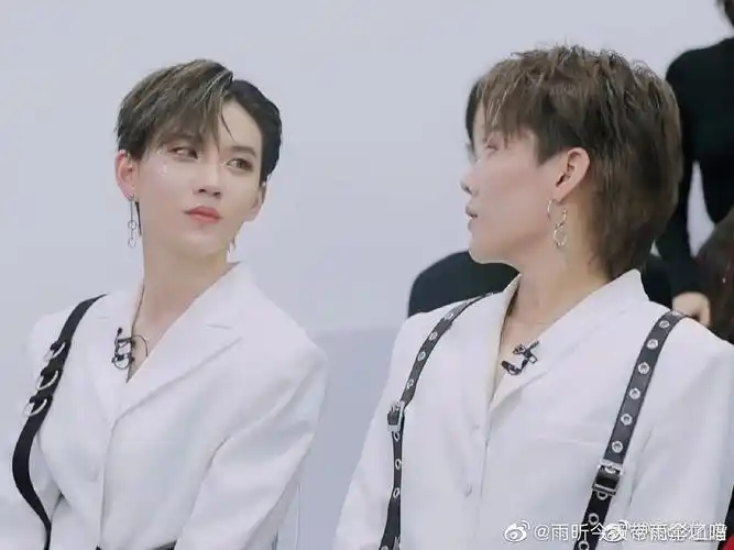 我是刘雨昕,我确实不清楚自己的性取向,我在男人女人面前都是一副慈祥