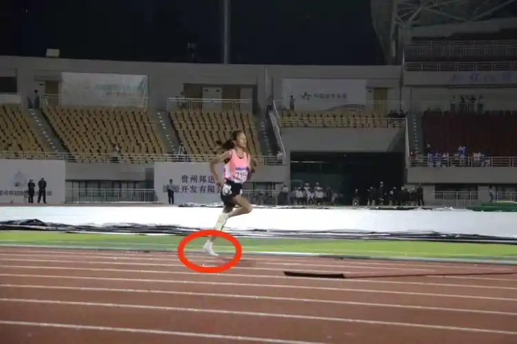 毕节姑娘赤脚夺冠!_腾讯新闻