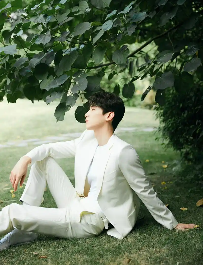 白敬亭纯白西装时尚帅气写真