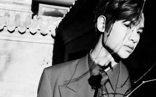 黄明昊慵懒街拍图片桌面壁纸