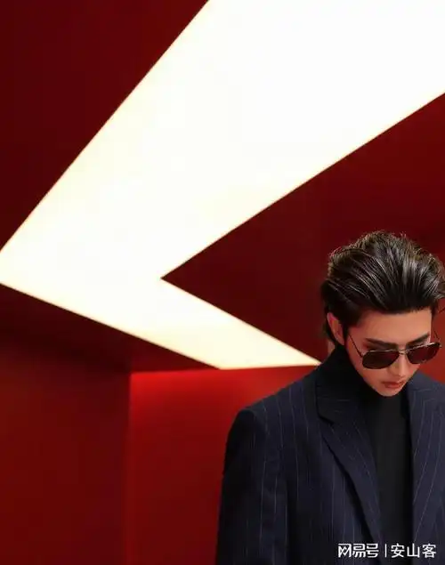 蔡徐坤:从舞台到时尚,网友:这是要开启坤坤时代吗?