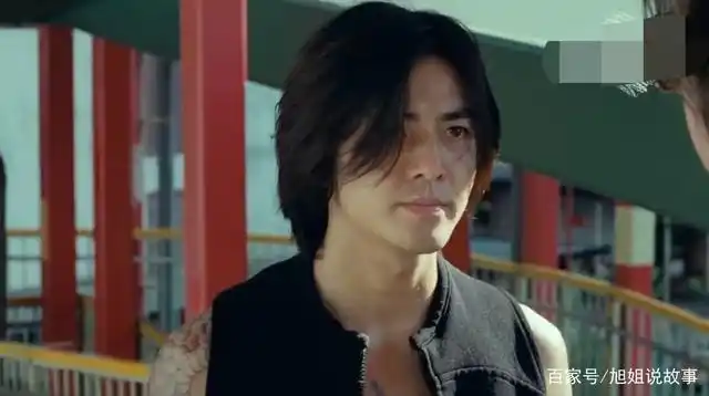 郑伊健从古惑仔开始红的时候就一直没变过他的发型!