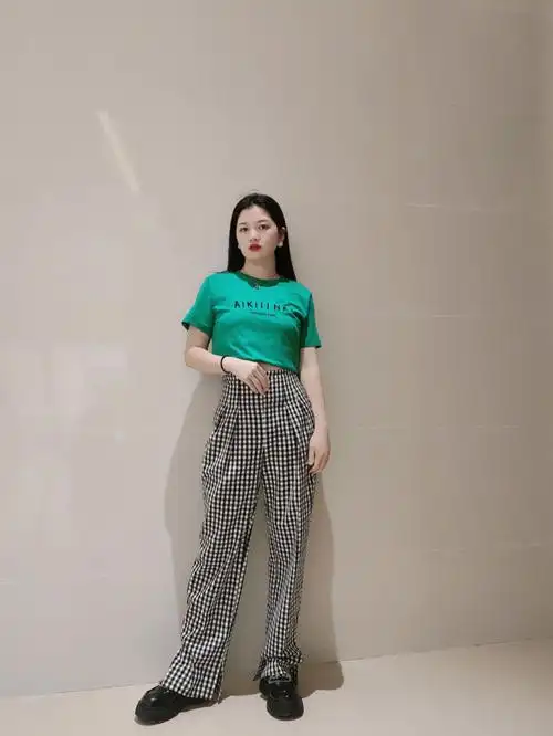 黑白格子裤,简约却不单调,超级显瘦搭配仙踪绿的t恤真的很夏天天气