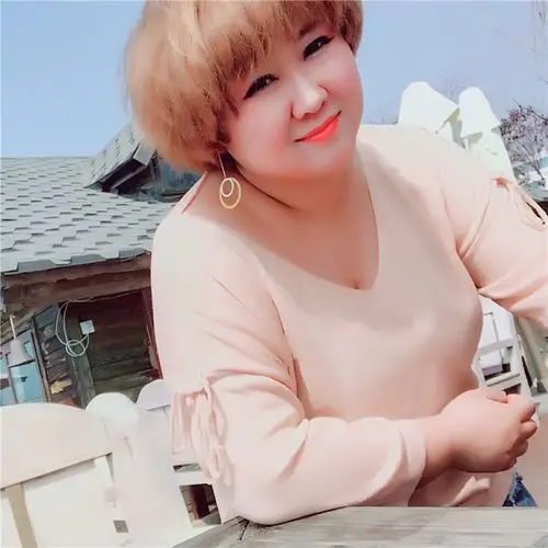 2018春夏新款胖mm宽松加大码短袖女舒适修身胖妹v领七分袖亮丝t恤_7折