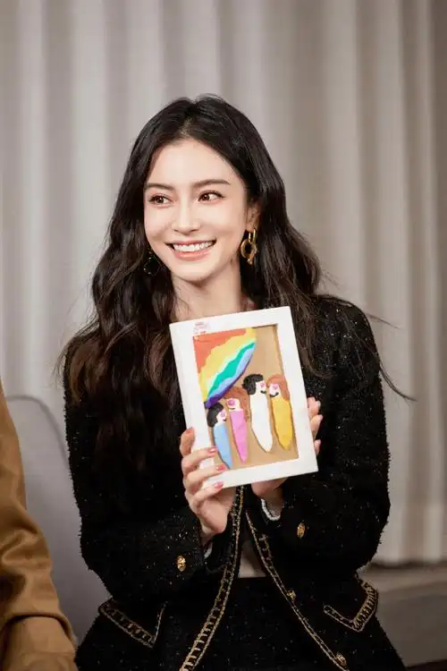 杨颖直播造型美照释出 面露甜笑优雅迷人_凤凰网娱乐_凤凰网