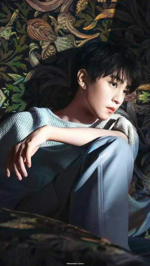 王俊凯elle四月刊封面##elle中法特别策划##王俊凯说发微博更像发