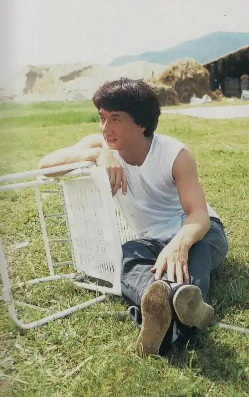 64岁的成龙再唱新歌一段回忆杀映入眼帘与旧照对比现在真老了