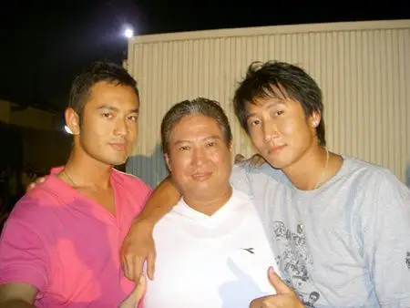 动作巨星洪金宝(中)和大儿子洪天明(右)