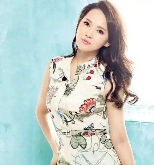 53岁伊能静晒照暴露白发被网友调侃奶奶大方回应显情商