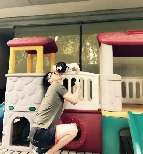 34岁朱亚文全家近照素颜妻子气质优雅迷人女儿可爱像爸爸