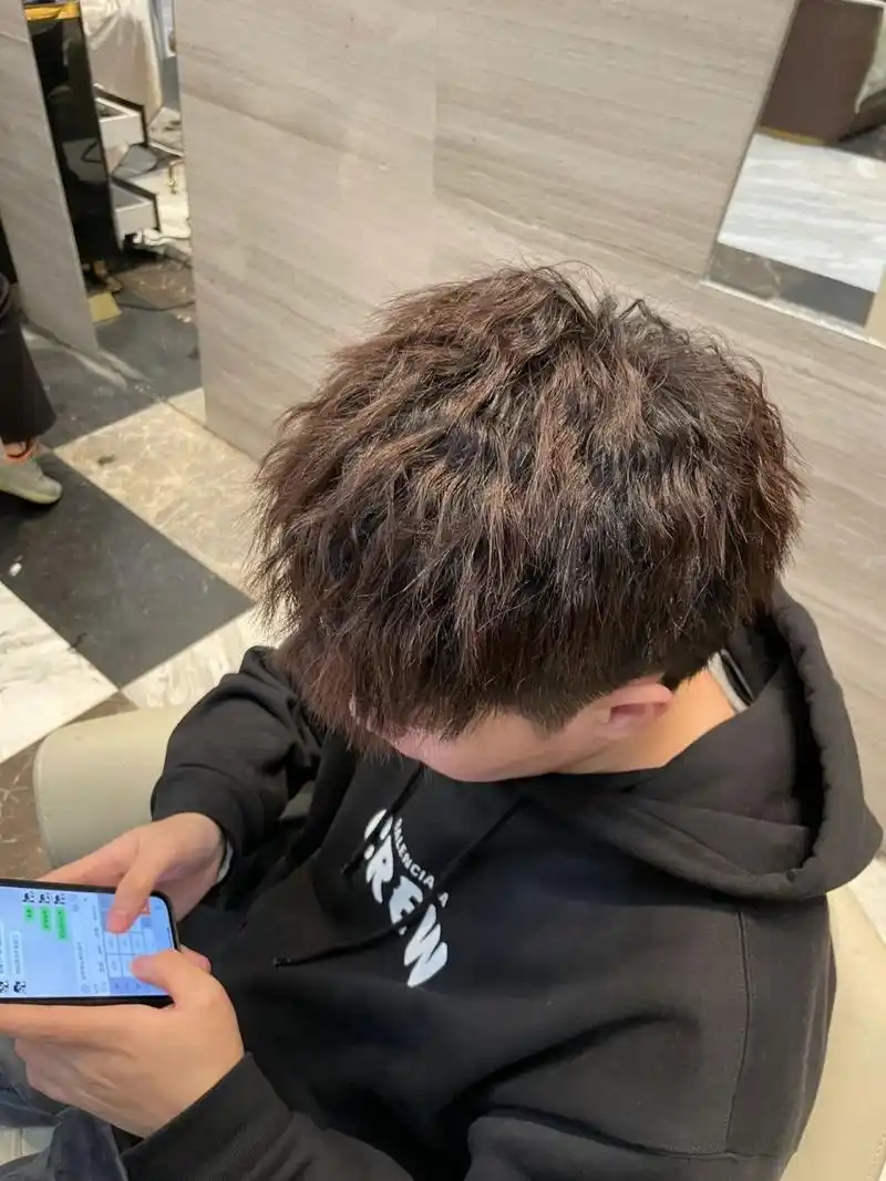 2022年最火 男生发型 摩根烫 简单的细节都会給头发带来不一样的感觉