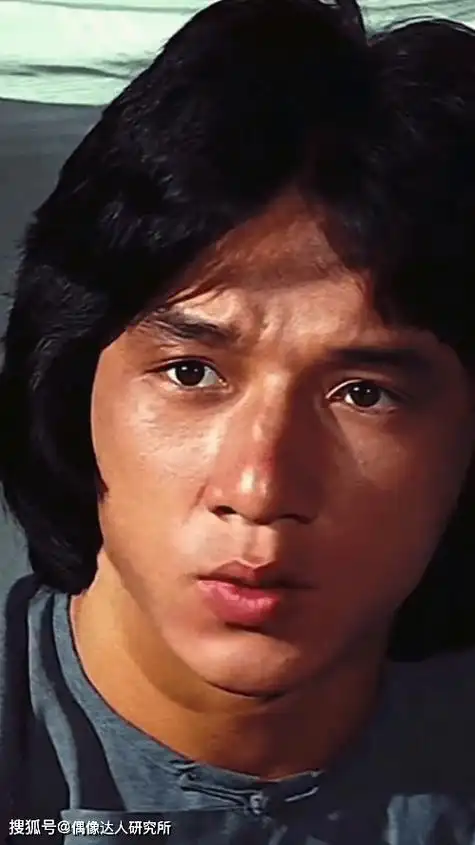 成龙宣传电影疑似腰伤复发画面曝光走路需人搀扶表情略显痛苦