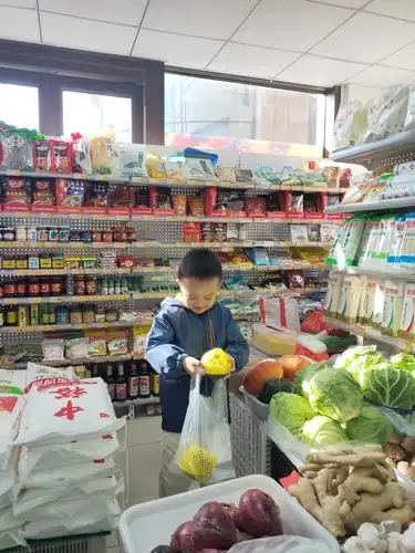 中班第十一周社会活动——《我帮妈妈去买菜》