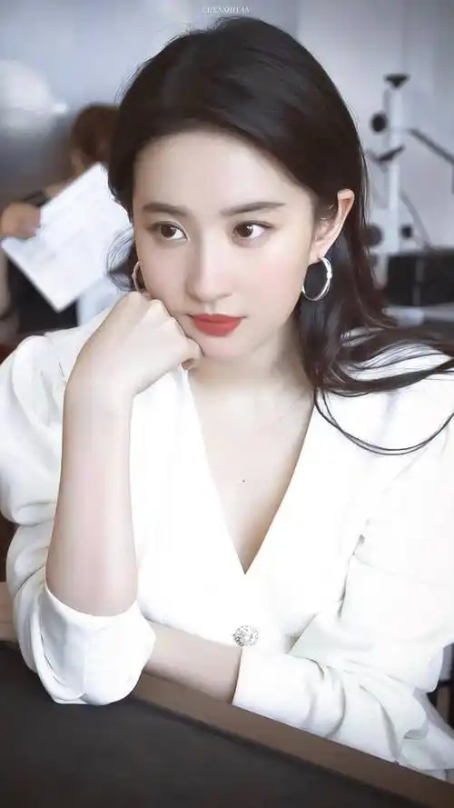 刘亦菲代言阿联酋一座城,从内衣外露到真空上阵,真艳压群芳