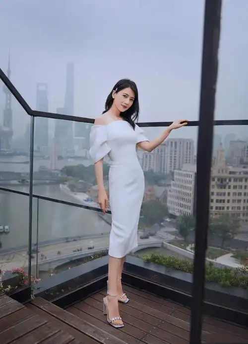 高圆圆出席活动抓拍生图都超美,白色露肩裙纯净妩媚,气质依旧