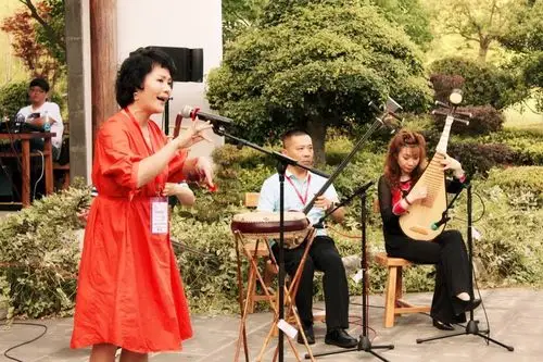 天津市曲艺团京韵大鼓名家王莉,冯欣蕊,韩梅,分别为同学们带来了京韵