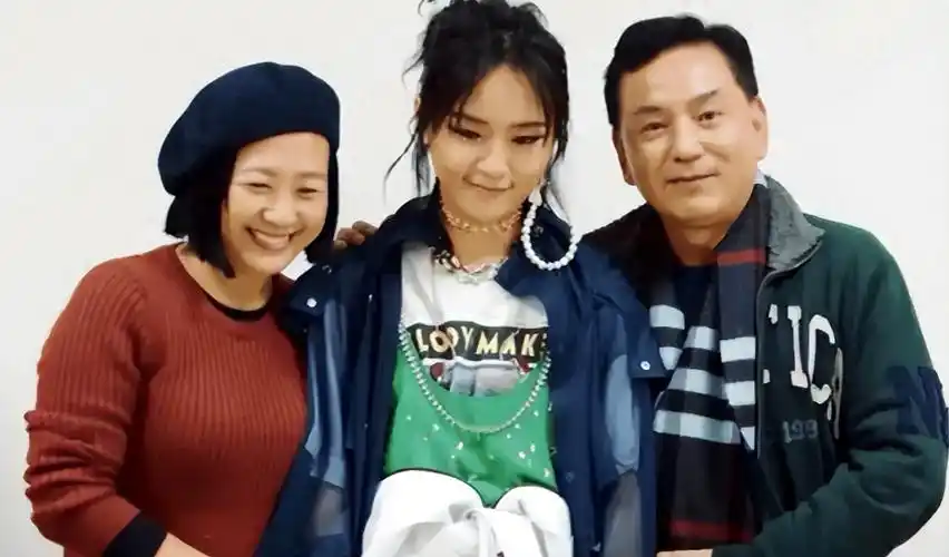 张国立觉得周笔畅非常善良懂事,是个十分体贴温暖的女孩,就收了她做义