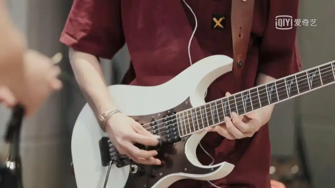 把自己新学的吉他技能首次展现给粉丝们深圳场这一次小鬼计划带着乐队