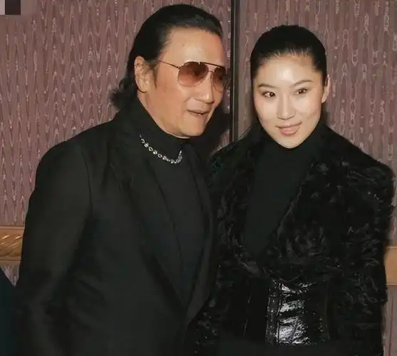 这个梗可真是让人忍俊不禁.说到娱乐圈的情感纠葛,不得不提谢贤先生.