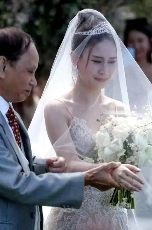 何超莲新婚专访:自曝在赌王离世前已订婚,窦骁按岳父要求送钻戒