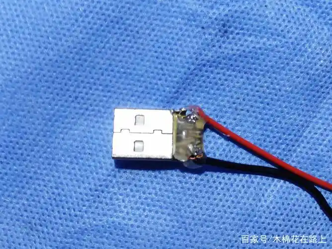 将另一个usb公头的正极连接红色电线,负极连接黑色电线.