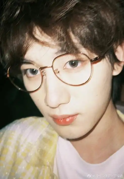丁程鑫晒怼脸自拍##丁程鑫金丝眼镜造型随拍