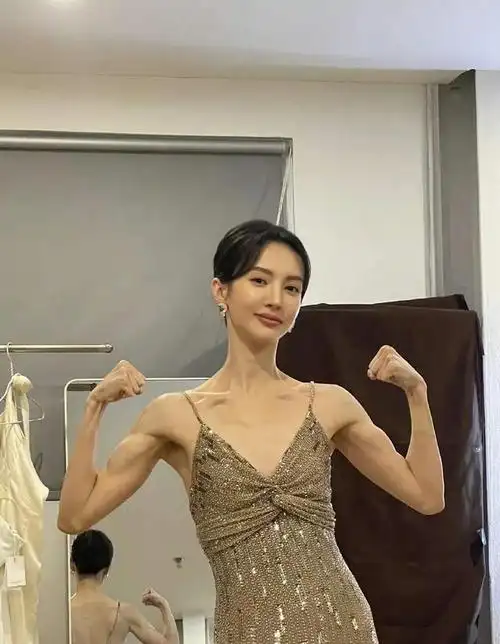 金晨在2023elle风尚大典红毯上展现了她纤细的腰肢和强健的腹肌.