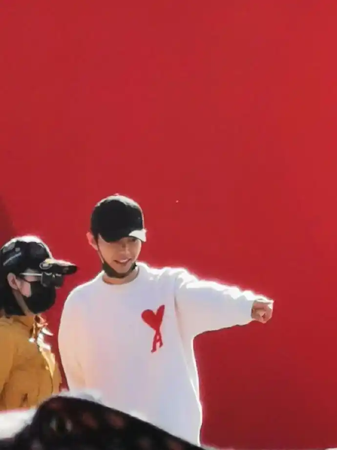 组图:肖战央视"心连心"彩排路透曝光 穿白色爱心毛衣笑容好甜