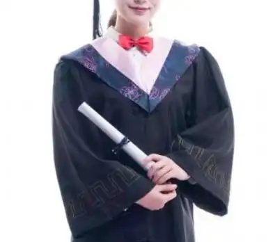 最好能戴上红色领结或者红色领带,这个颜色搭配大部分学士服都还是很
