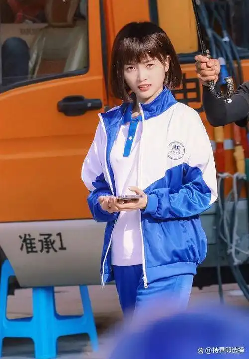 杨紫晒出穿高中校服造型,搭刘海短发清纯可爱,越长越嫩了