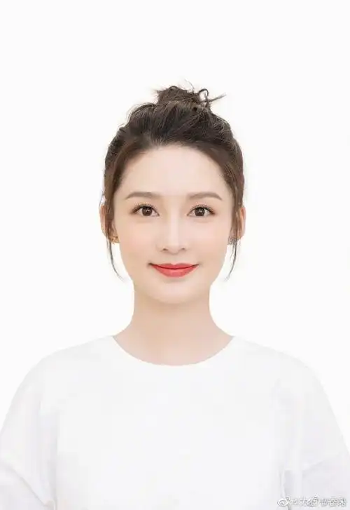 来点漂亮女明星证件照吧