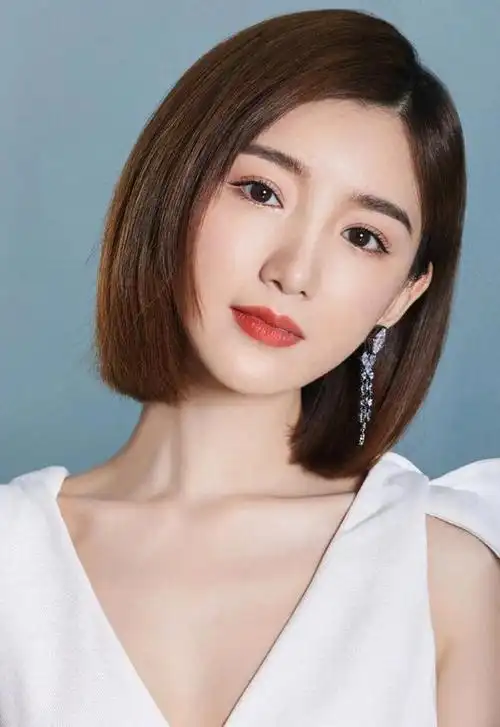 毛晓彤短发美图