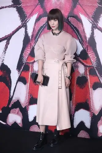 刘雯穿薄纱露背裙与何穗比美 胡杏儿礼服秀身材(10)