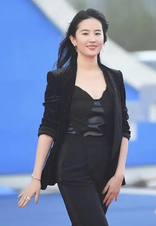 35岁刘亦菲素颜近照曝光!身材发福,"天仙姐姐"变"天蓬姐姐"