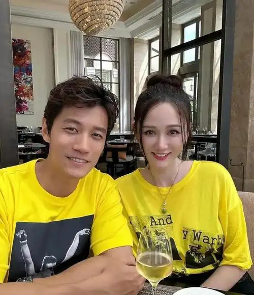 陈乔恩和老公重游定情地,穿情侣装尽显恩爱甜蜜,幸福洋溢似少女