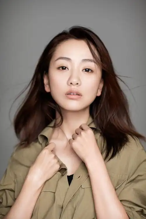 杨蓉初秋素颜写真曝光 干净忧郁显气质