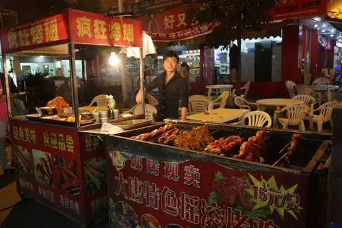 "摇滚烤鸡"月入2万 揭秘义乌夜市摆摊小鲜肉-搜狐