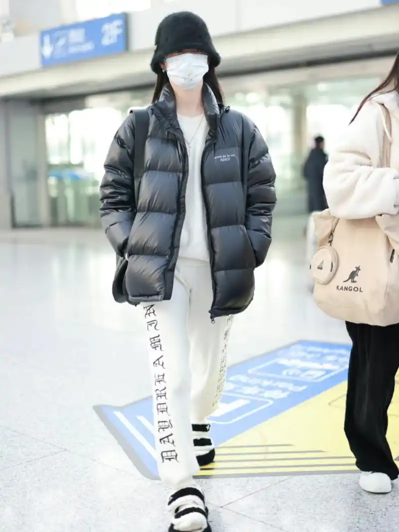 周洁琼机场私服穿搭|今天也是穿的暖暖的