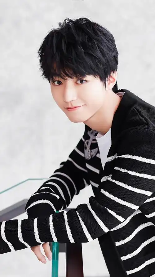 青春少年王俊凯休闲写真