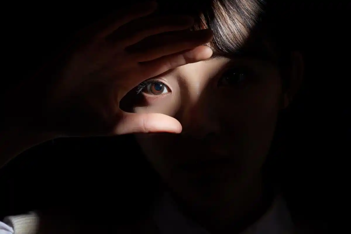 黑夜给了我黑色的眼睛 我却用它寻找光明.