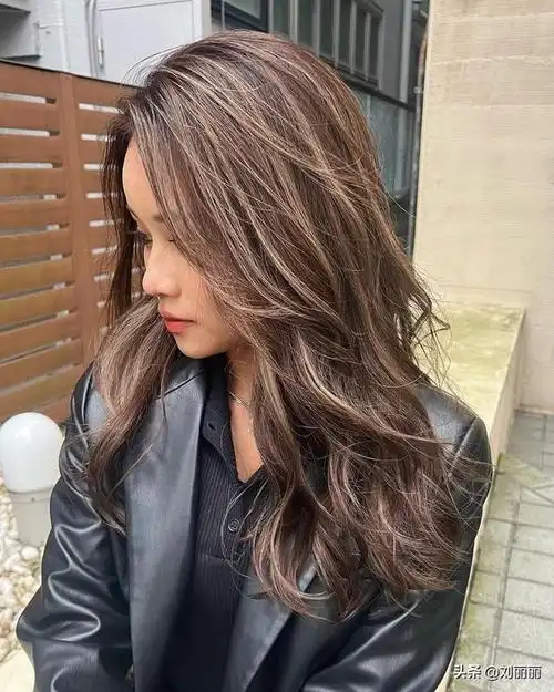 中长发发型2021年最新款烫发中年女性中短最新烫发发型洋气